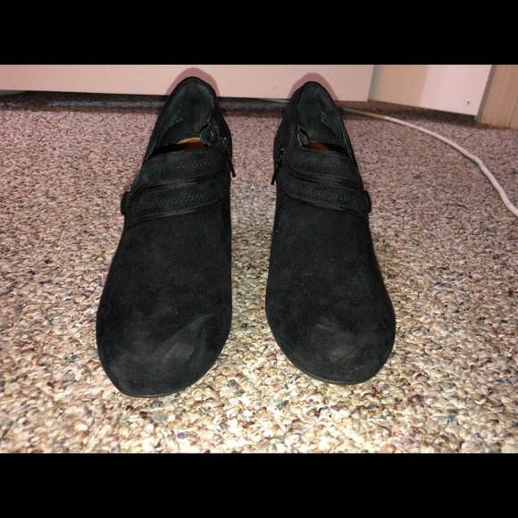 Clark’s black suede ankle booties - Picture 2 of 7